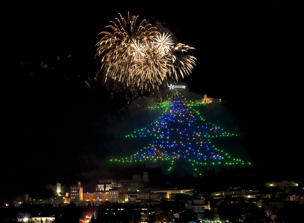 Sotto l’Albero più Grande del Mondo: scopri la Magia del Natale a Gubbio! NEW TOUR 2025!